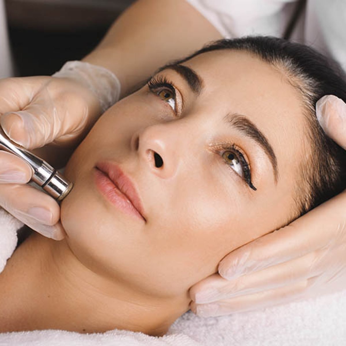 Microdermabrasion-vs-Microneedling